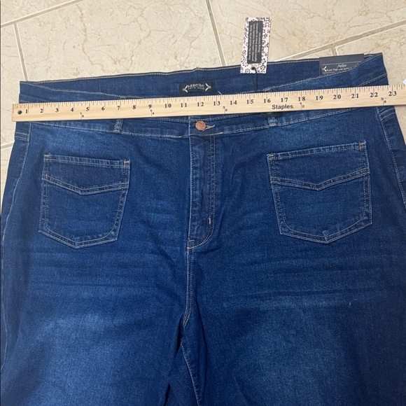 High-Waisted Blue Jeans - Picture 12 of 15